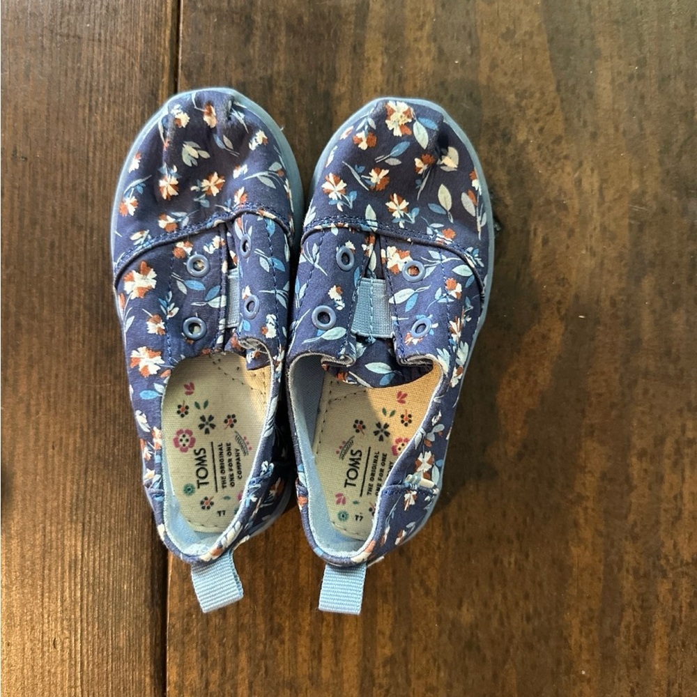 TOMS Size 7